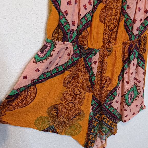 ✨3/$25 Bandana Print Orange Pink Romper Size Medium - Picture 4 of 5